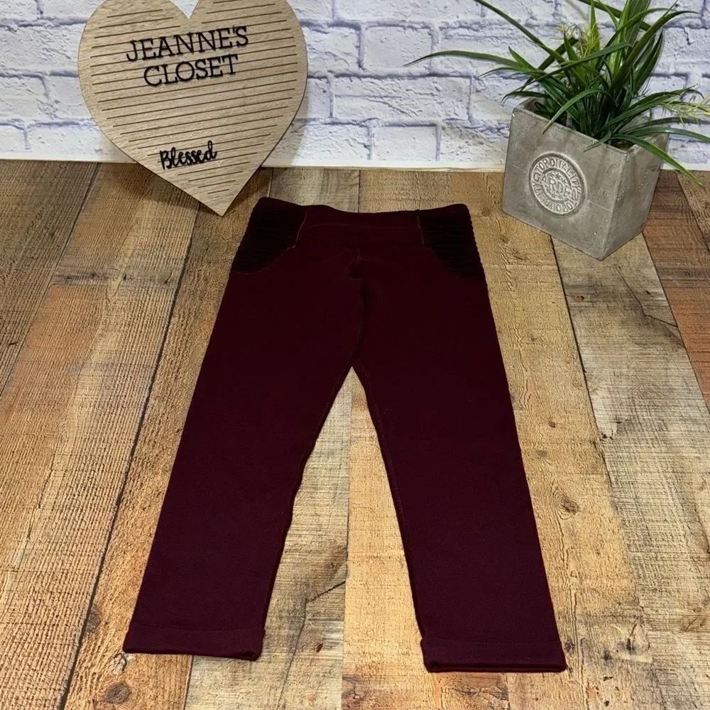 Lululemon Aphrodite Crop
Bordeaux Drama